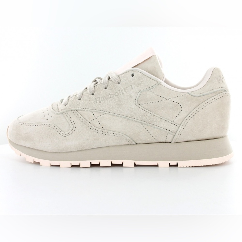NWOT Genuine suede beige, nude reebok sneakers size W 10 monophonic color